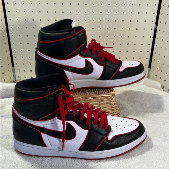 Nike Air Jordan 1 Retro High OG Black and White Sneakers with Red Laces - Picture 4 of 15